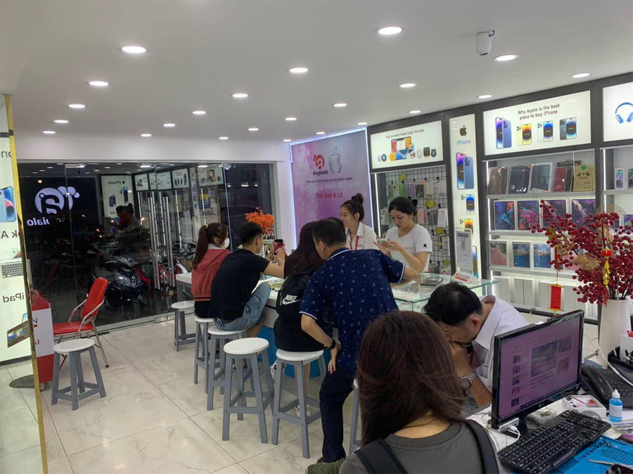 khách hàng mua sắm iphone tại Thế Giới A Lô